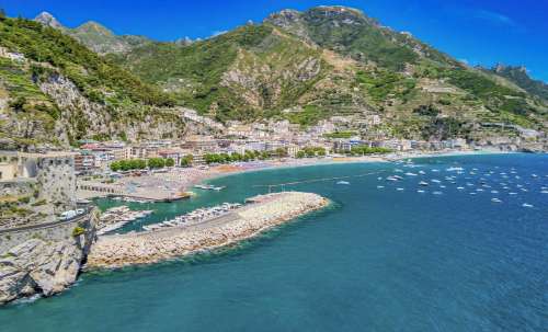 Maiori, la Giunta ha varato stamattina la delibera salva-estate per gli stabilimenti balneari. Nel 2026 lidi standard a basso impatto per garantire la stagione. Nel 2027 le installazioni complete previste da �Le Spiagge della Dolce Vita�